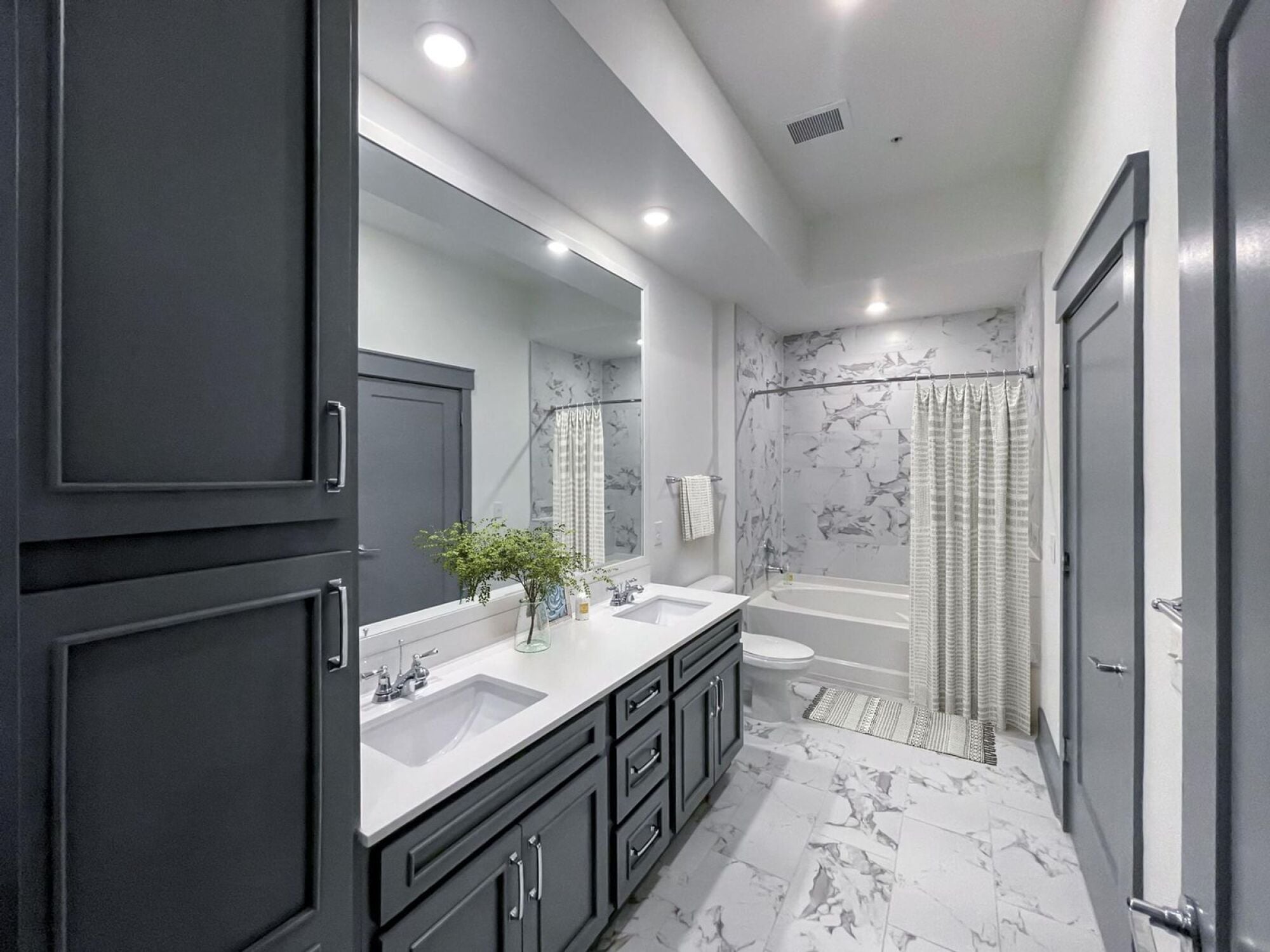 Ravenswood bathroom with double vanity sinks and large mirror