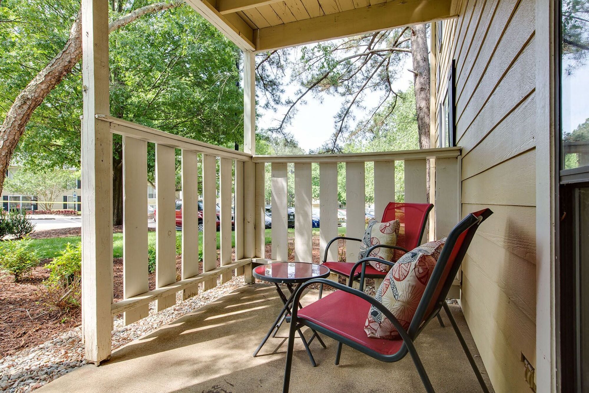 Private patio with chairs at Laurel Oaks, Raleigh