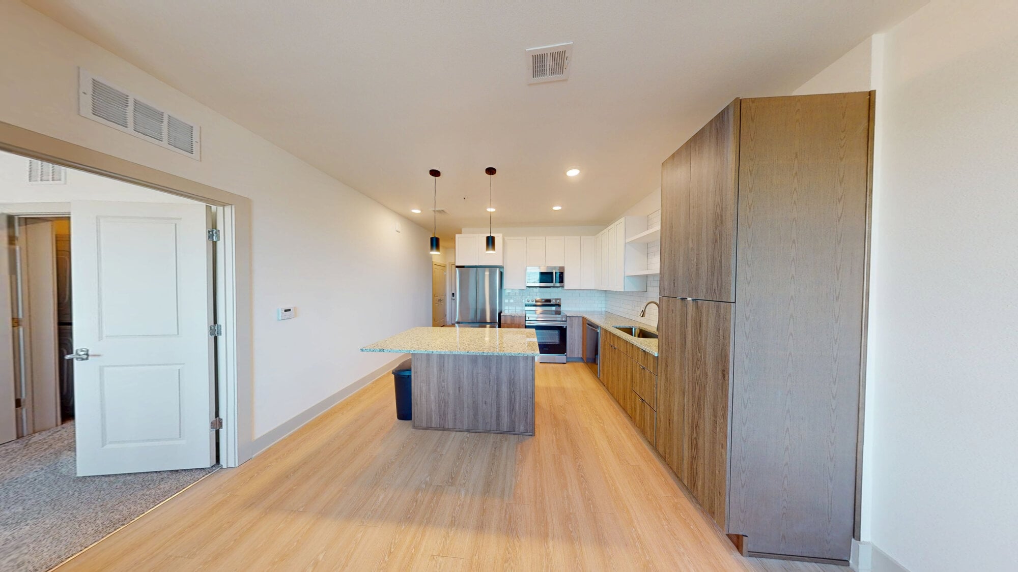 Isla - 1 Bed / 1 Bath + Den